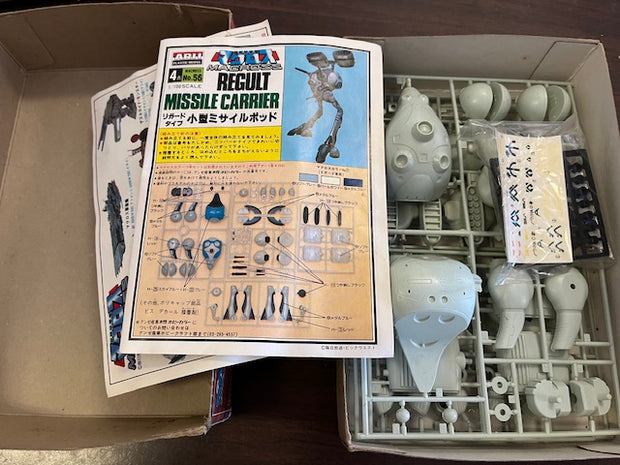 Regult Missile Carrier- 1/100 scale - Macross
