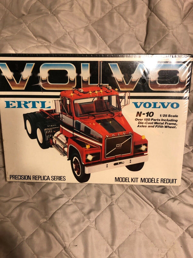 1/25 C 8037 Volvo N-10 Class 8 Truck